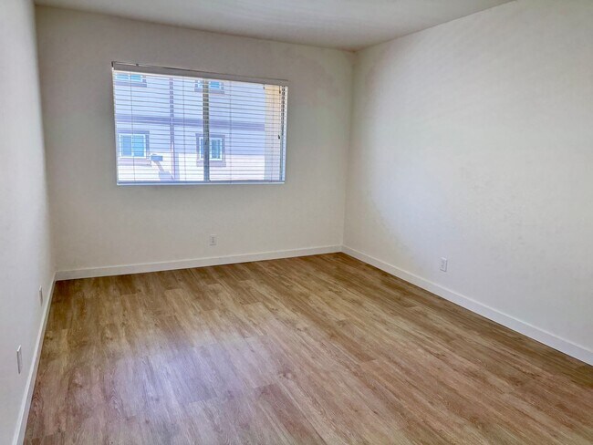Building Photo - Spacious 2 Bedroom 2 Bath Condo