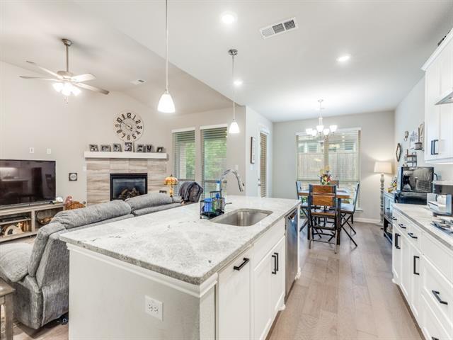 Building Photo - 1608 Carnation St