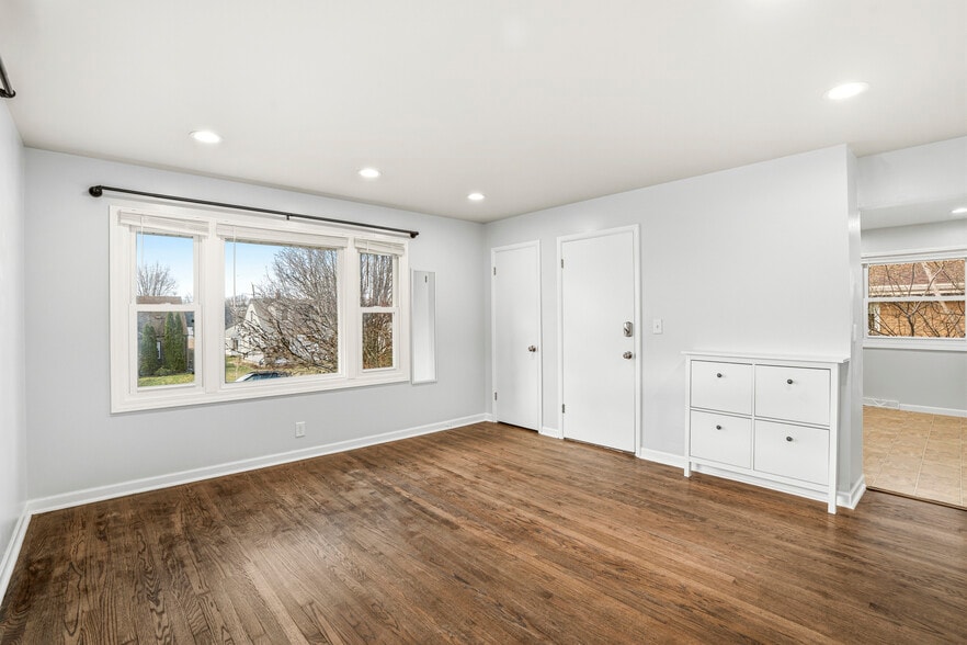 Building Photo - 3316 E Bottsford Ave