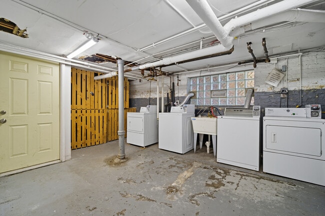 Building Photo - 4831 W Roscoe St