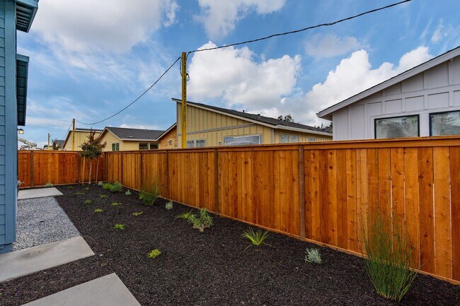 Building Photo - Bright and Beautiful 3 bedroom 2 full bathroom Home! Attached two car tandem garage with large en...