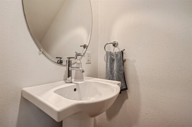 Building Photo - 4916 McKinney St