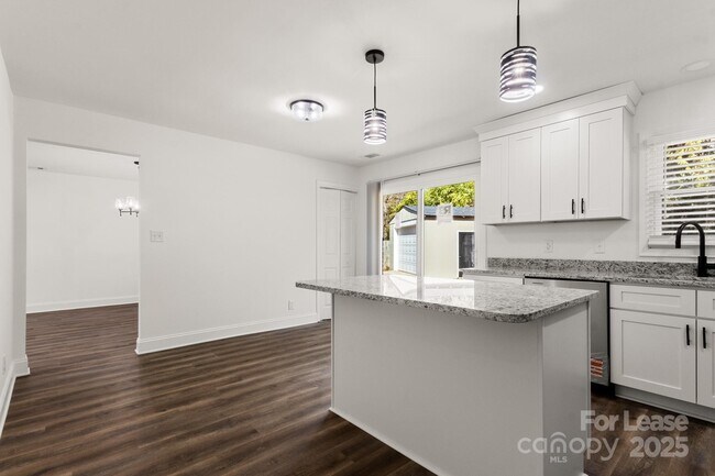 Building Photo - 815 Sharon Dr