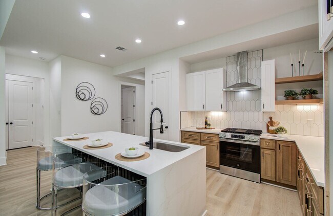 Building Photo - 1802 Rollingwood Dr