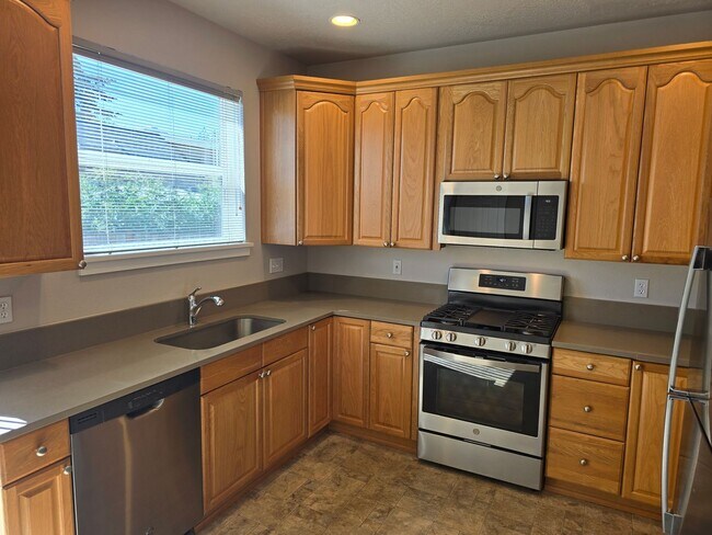 Building Photo - Beautiful 3 Bedroom Off Gilham