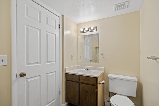 Building Photo - 5492 Lilac Ave