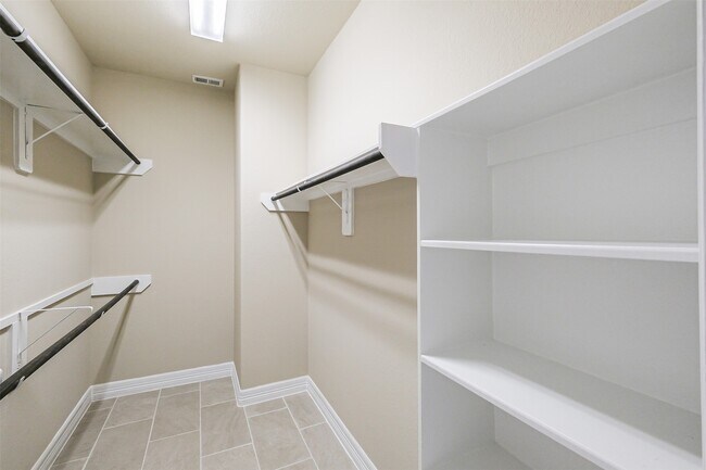 Building Photo - 11005 Cres Light Way