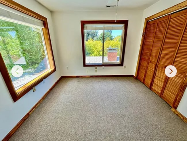 Building Photo - Spacious upper 3-bedroom unit with 2 full ...
