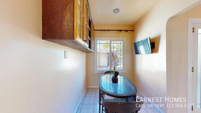 Building Photo - 517 E Chestnut St