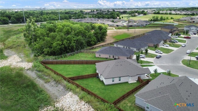 Building Photo - 1118 A Zora Dr
