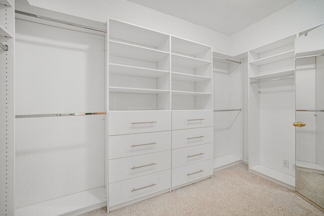 Building Photo - Highly Desirable Executive Home: 4 Bedrooms, 3 Bathrooms of Luxury Living