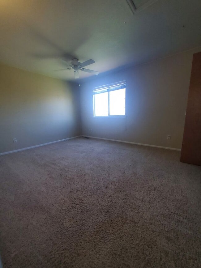Building Photo - 3 Bedroom Home w Extra Room and 2 Car Garage in Stratford Lakes!