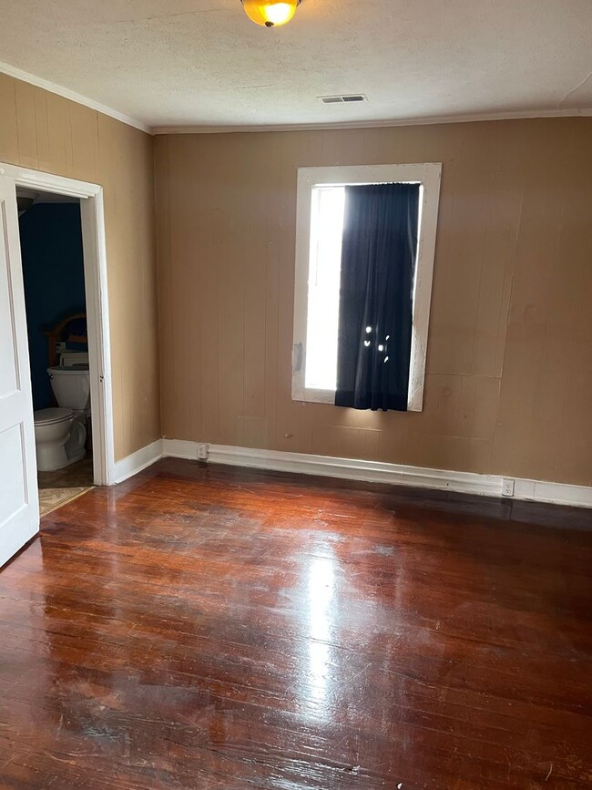 Building Photo - Knoxville 37915 - 3 bedroom, 2 bath home -...