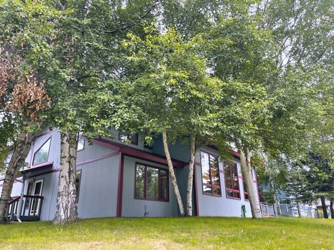 Building Photo - Beautiful and Spacious South Anchorage Home!