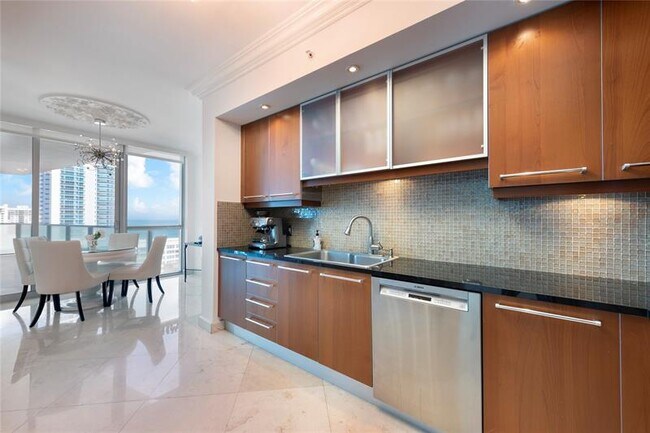 Building Photo - 3101 S Ocean Dr