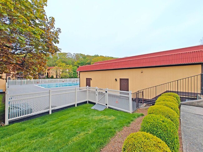 Building Photo - 15 Granada Crescent