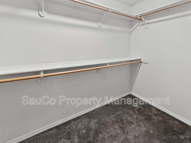 Building Photo - 948 SE Elina Ave
