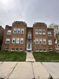 Building Photo - 5735 W Wellington Ave