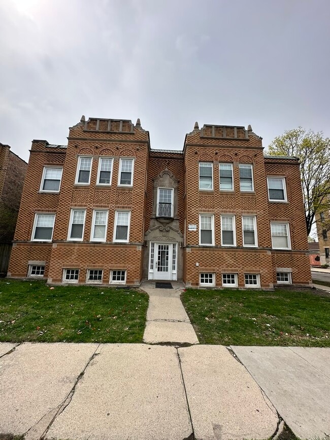 Building Photo - 5735 W Wellington Ave