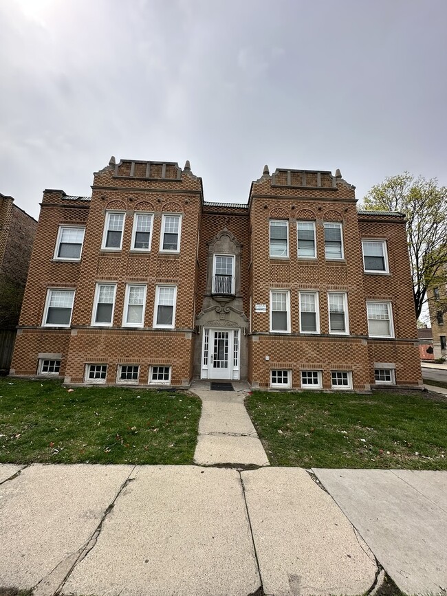 Primary Photo - 5735 W Wellington Ave