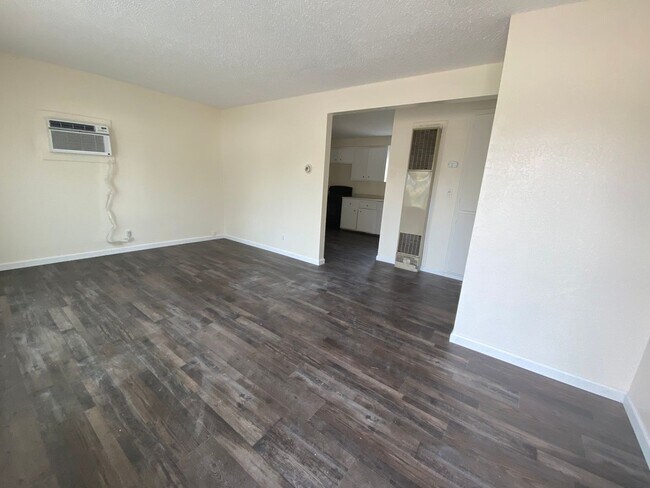 Building Photo - R539- 547 Mary Street