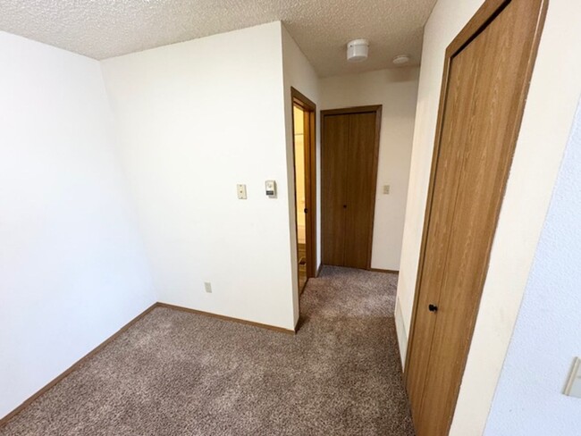 Building Photo - Discover Your New Home: 1-Bedroom, 1-Bathr...