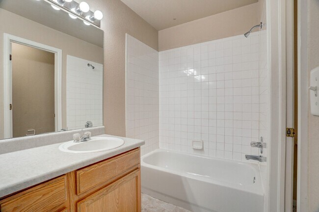 Building Photo - $1,795 - 2 bed/2.5 bath Townhome with new ...