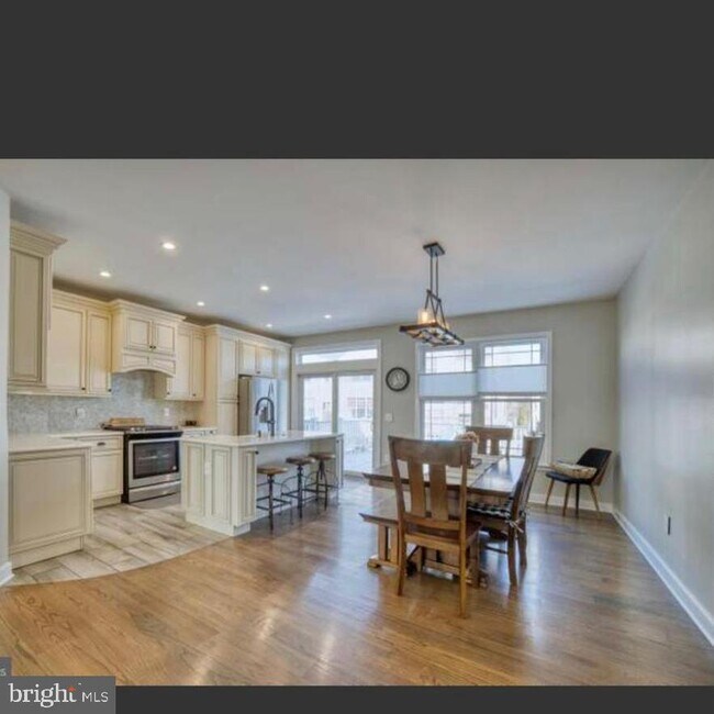 Building Photo - 540 Legrace Terrace NE