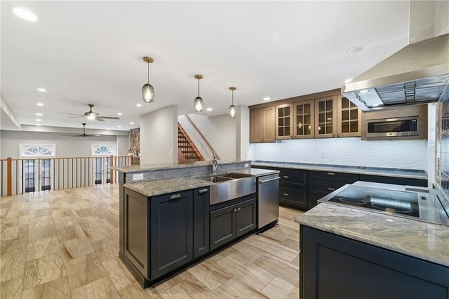 Building Photo - 709 Clyde St