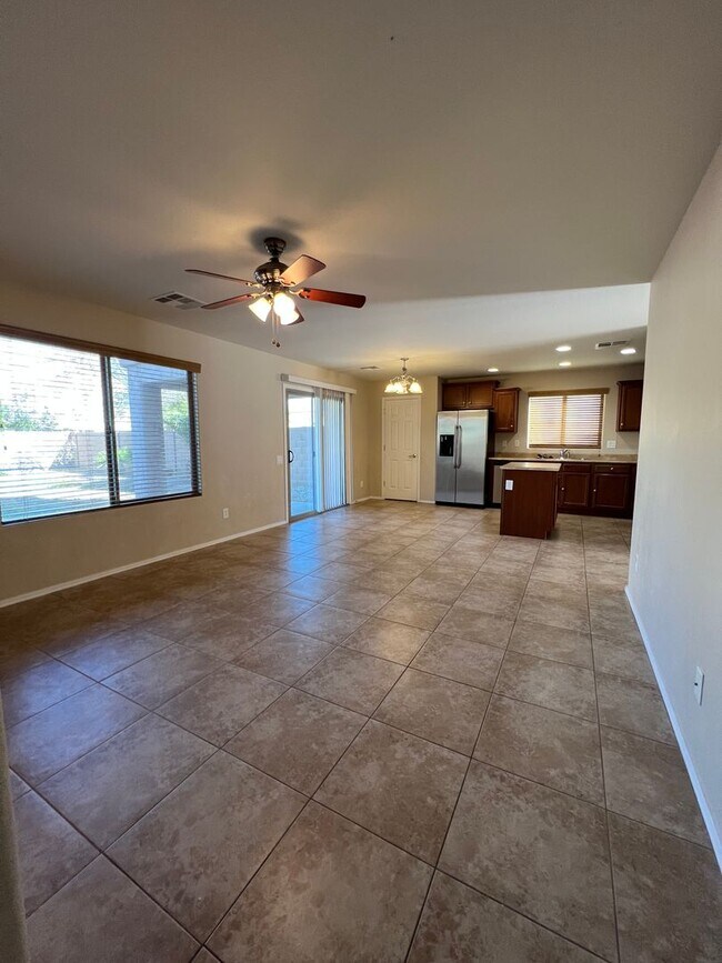 Building Photo - Ray & Signal Butte 4 Bedroom + loft/den