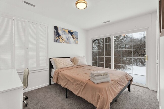 Building Photo - 3BD ROOM RANCH - PRIVATE LOT - FURNISHED -...