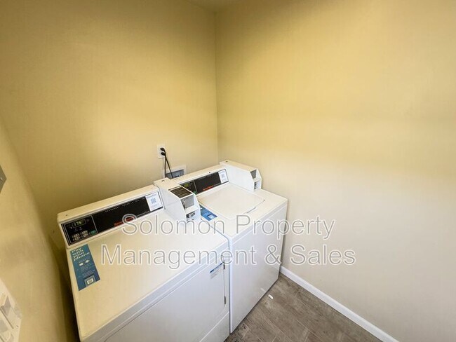 Building Photo - 515 N Ditmar St