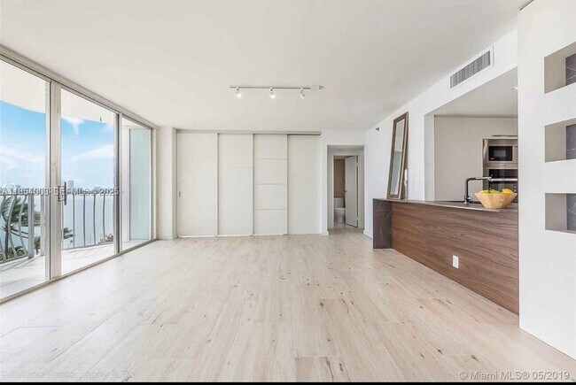 Building Photo - 7601 E Treasure Dr