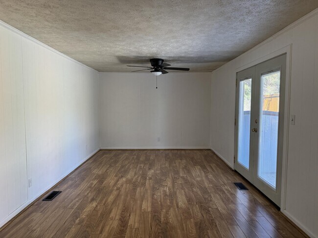 Building Photo - 535 Willow Dr SE