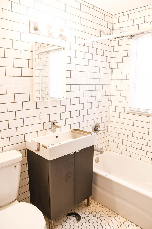 Building Photo - Beautiful Renovated 4 Bed 2 Bath Home