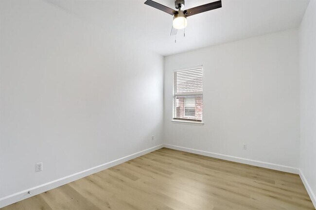 Building Photo - 183 Blossom Vly Strm