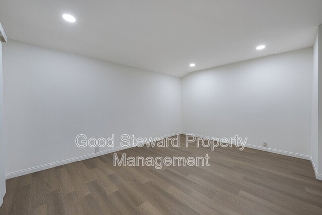 Building Photo - 5111 Roxborough Dr