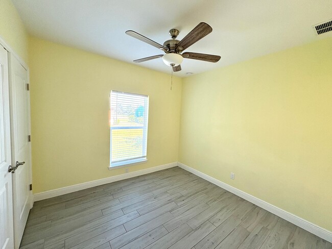 Building Photo - 621 E Virginia Ave