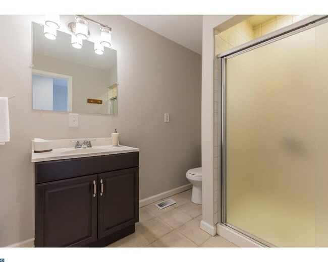 Building Photo - Point Breeze Townhome