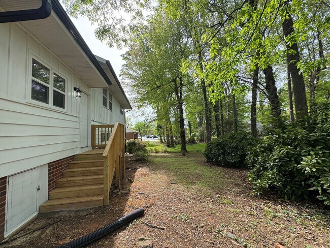 Building Photo - $2,195/month | 4 Bed | 2.5 Bath | 2,046 Sq Ft