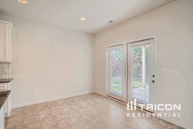 Building Photo - 355 Hillgrove Dr
