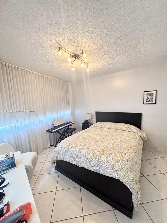 Building Photo - 999 Brickell Bay Dr