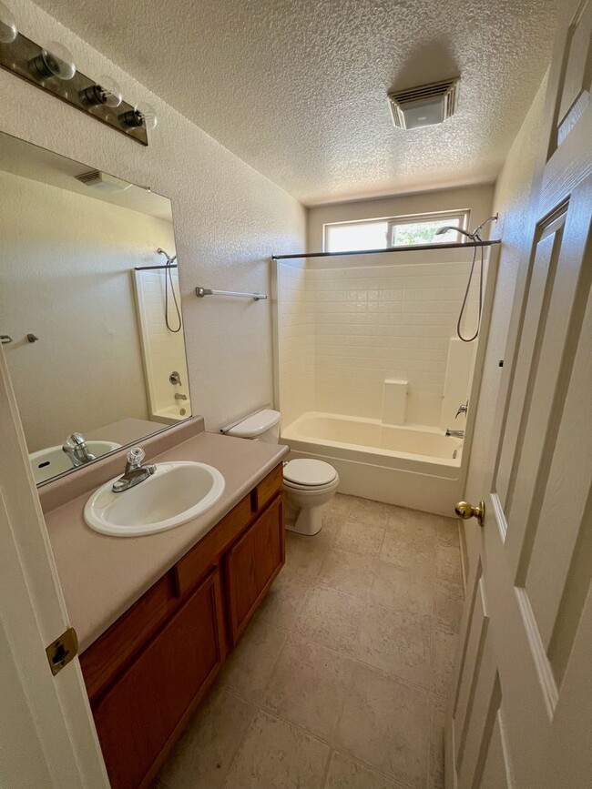 Building Photo - 4 Bedroom in North West Reno