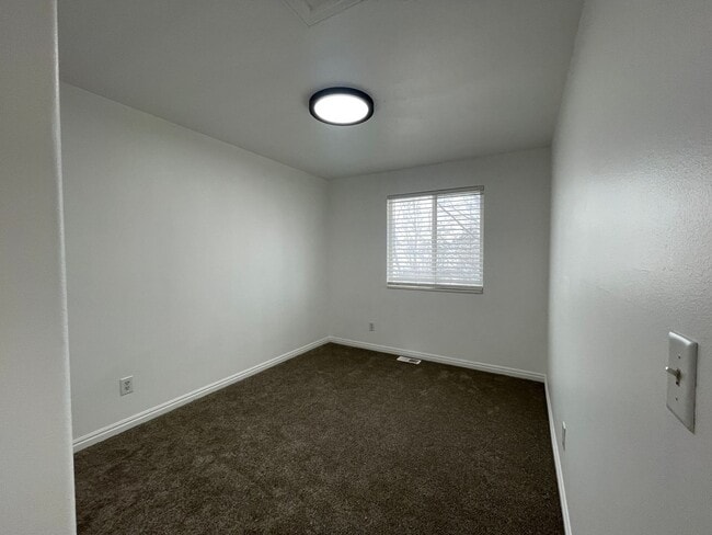 Building Photo - 3 Bedroom Townhome by BYU