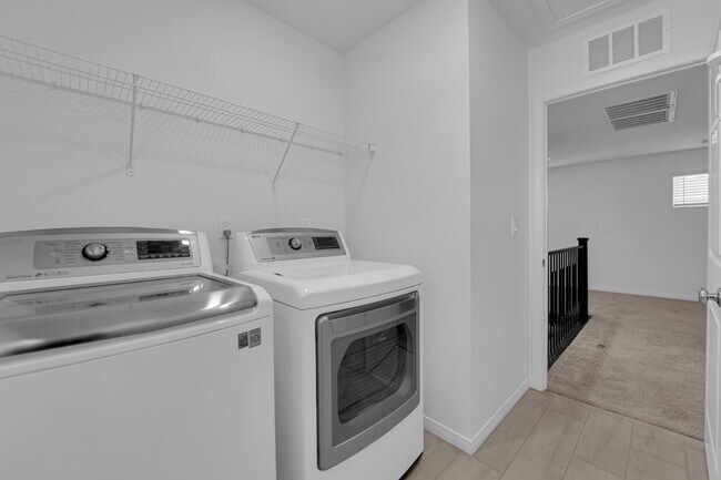 Building Photo - Don't miss out on this beautiful three-bed...