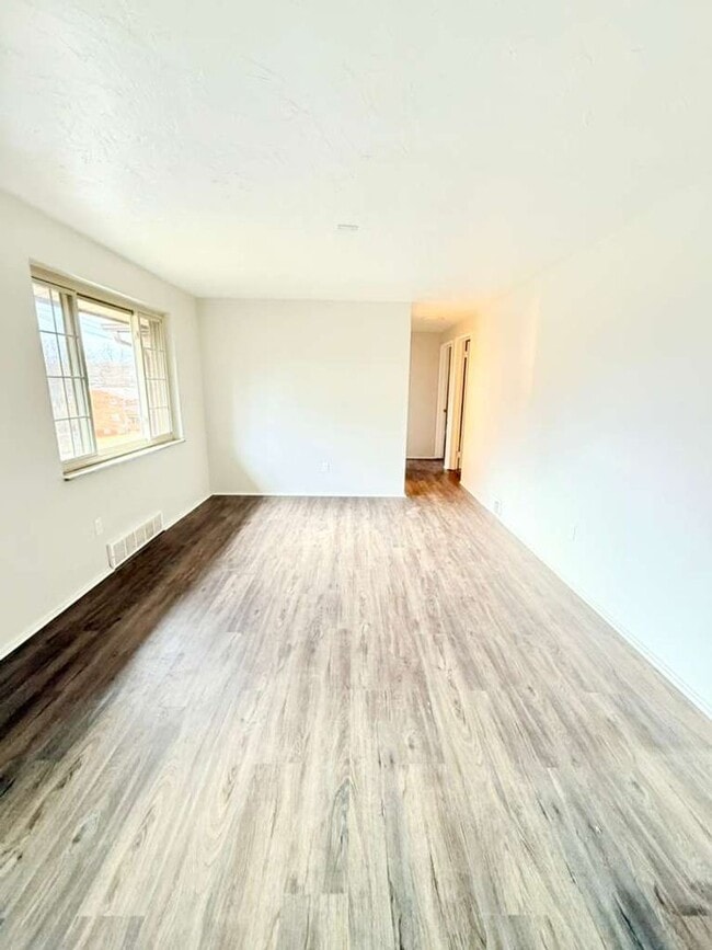 Building Photo - Updated 3BD 2BA Apartment Located in a Great Area!!