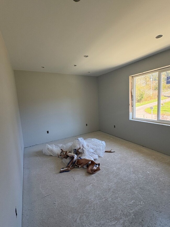 Building Photo - Brand New - Big 5 bedroom House