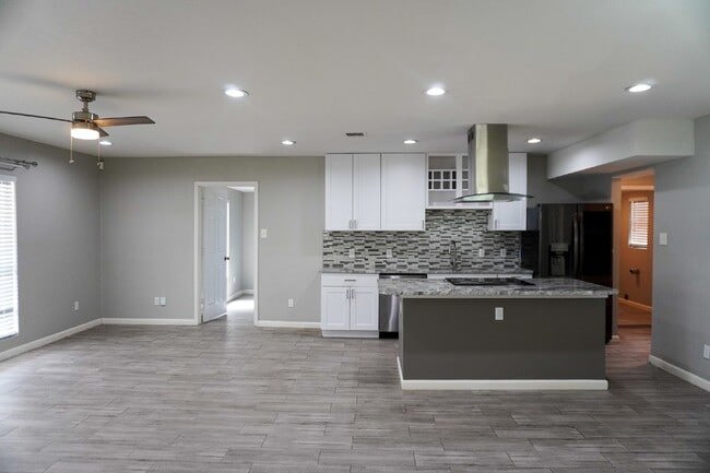 Building Photo - Charming Fully Updated 1930's Cottage in J...