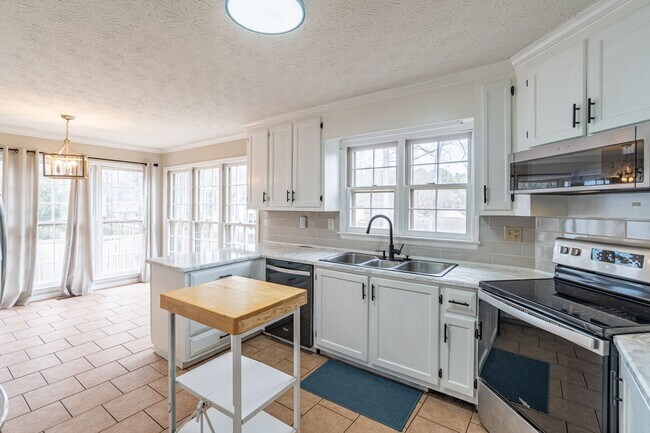 Building Photo - Welcome to this stunning 4-bedroom, 3-bathroom home located in the vibrant neighborhood of Kriste...