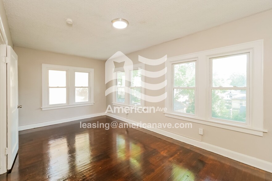 Building Photo - 1305 E 59th St